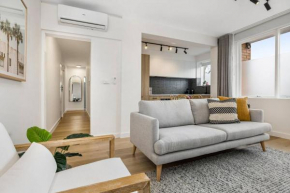 Stylish 2- Bedroom Unit near parks, shopping and dining